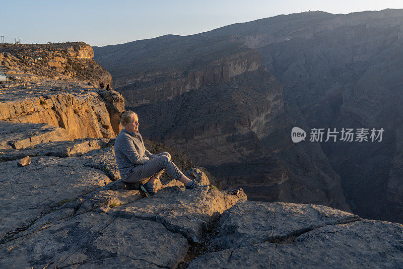 日落时分，妇女们站在大峡谷/瓦迪纳卡的边缘